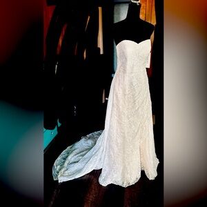 David’s Bridal strapless wedding dress/Gown